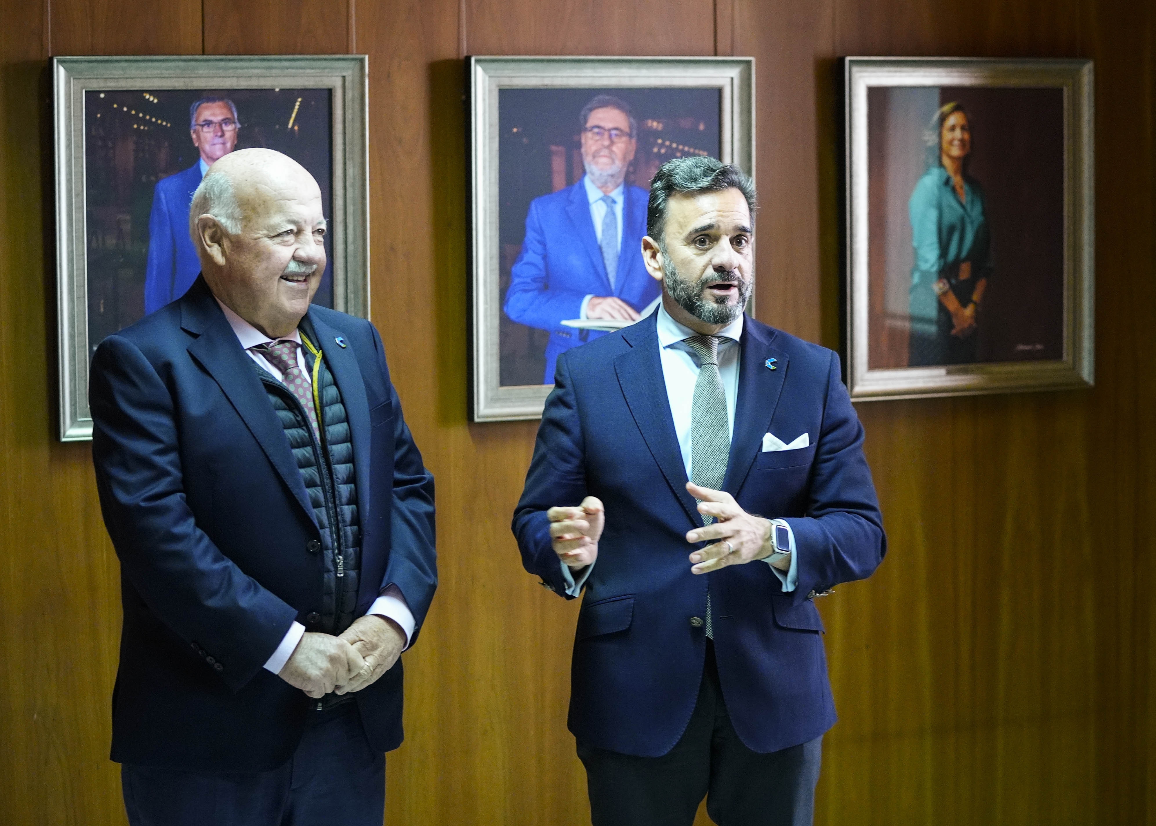 El presidente del Parlamento y el Presidente de la C�mara de Cuentas junto a la galer�a reci�n inaugurada de retratos de presidentes de este �ltimo organismo