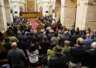  El Pleno del Parlamento guarda un minuto de silencio al inicio de la sesi�n por las v�ctimas de violencia de g�nero y violencia vicaria asesinadas en Andaluc�a 