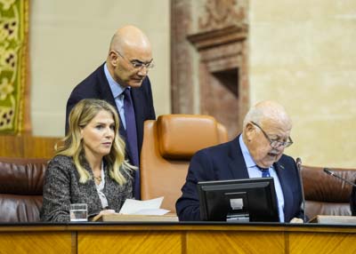 El presidente del Parlamento, la vicepresidenta primera y el letrado mayor de la C�mara antes de la sesi�n 