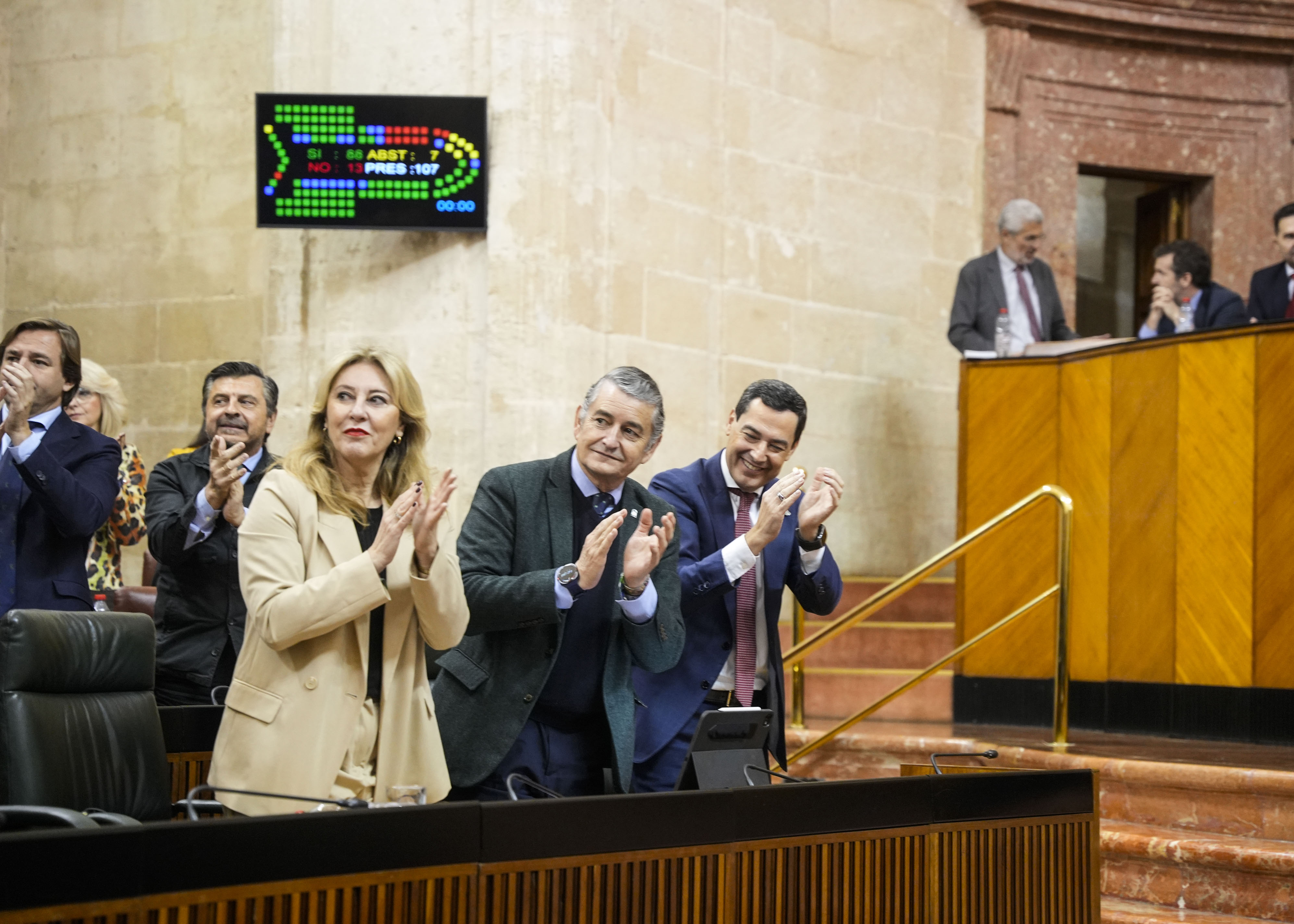 El presidente de la Junta de Andaluc�a, el consejero de Sanidad y la consejera de Econom�a tras la votaci�n del proyecto de ley del patrimonio 