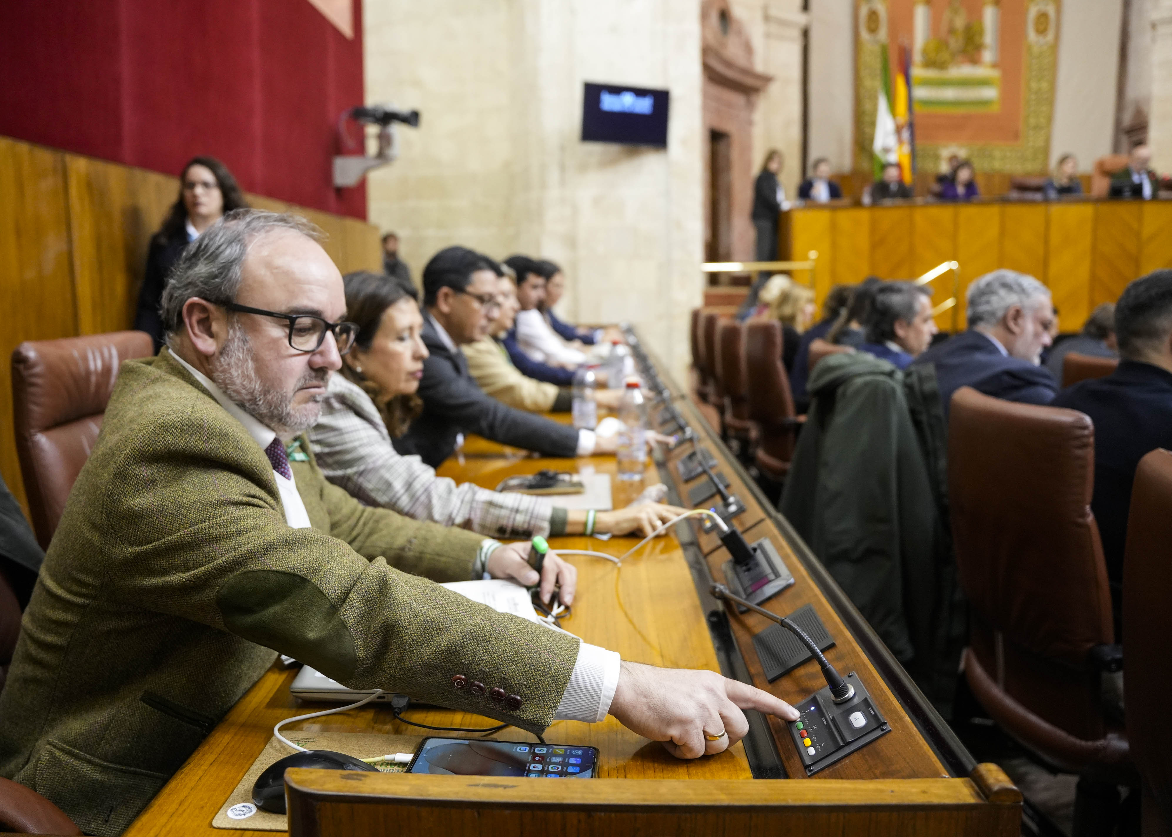 Un diputado se dispone a votar una vez finalizado el debate final del Proyecto de ley del Presupuesto 