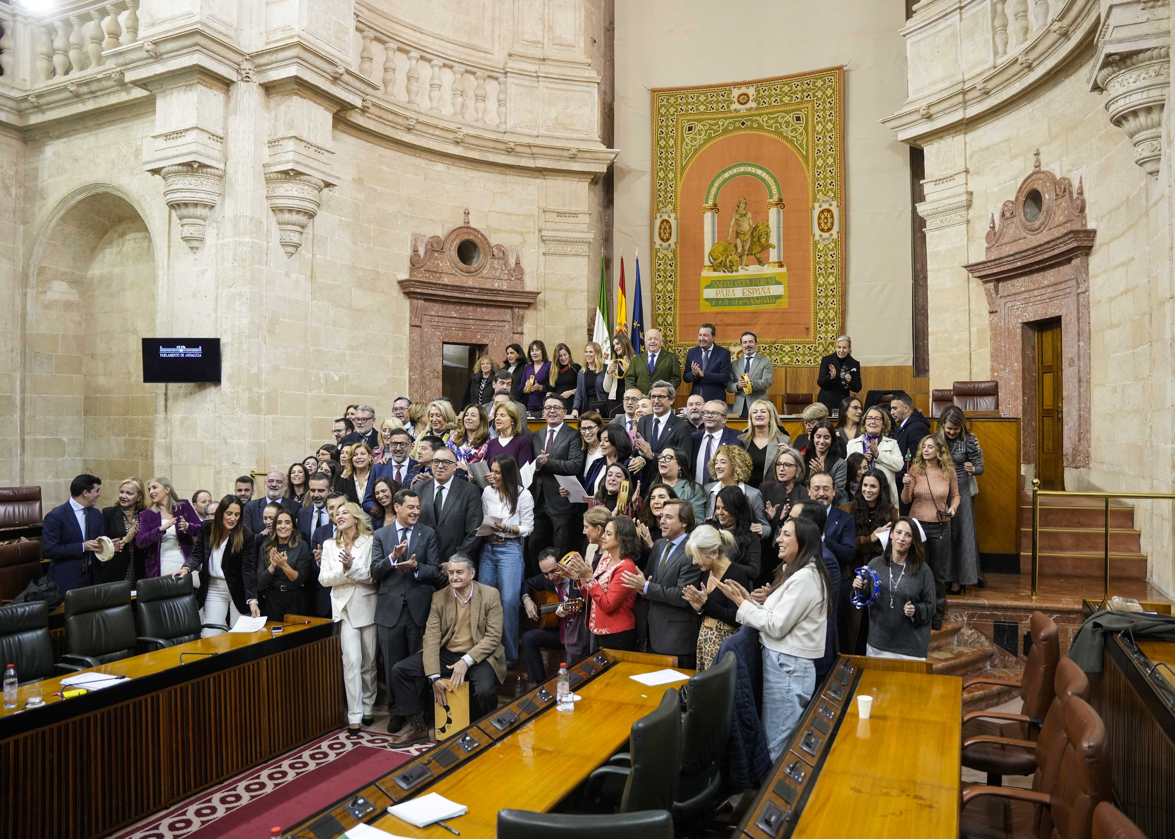  Diputados y personal de la C�mara despiden el periodo de sesiones entonando unos villancicos populares 