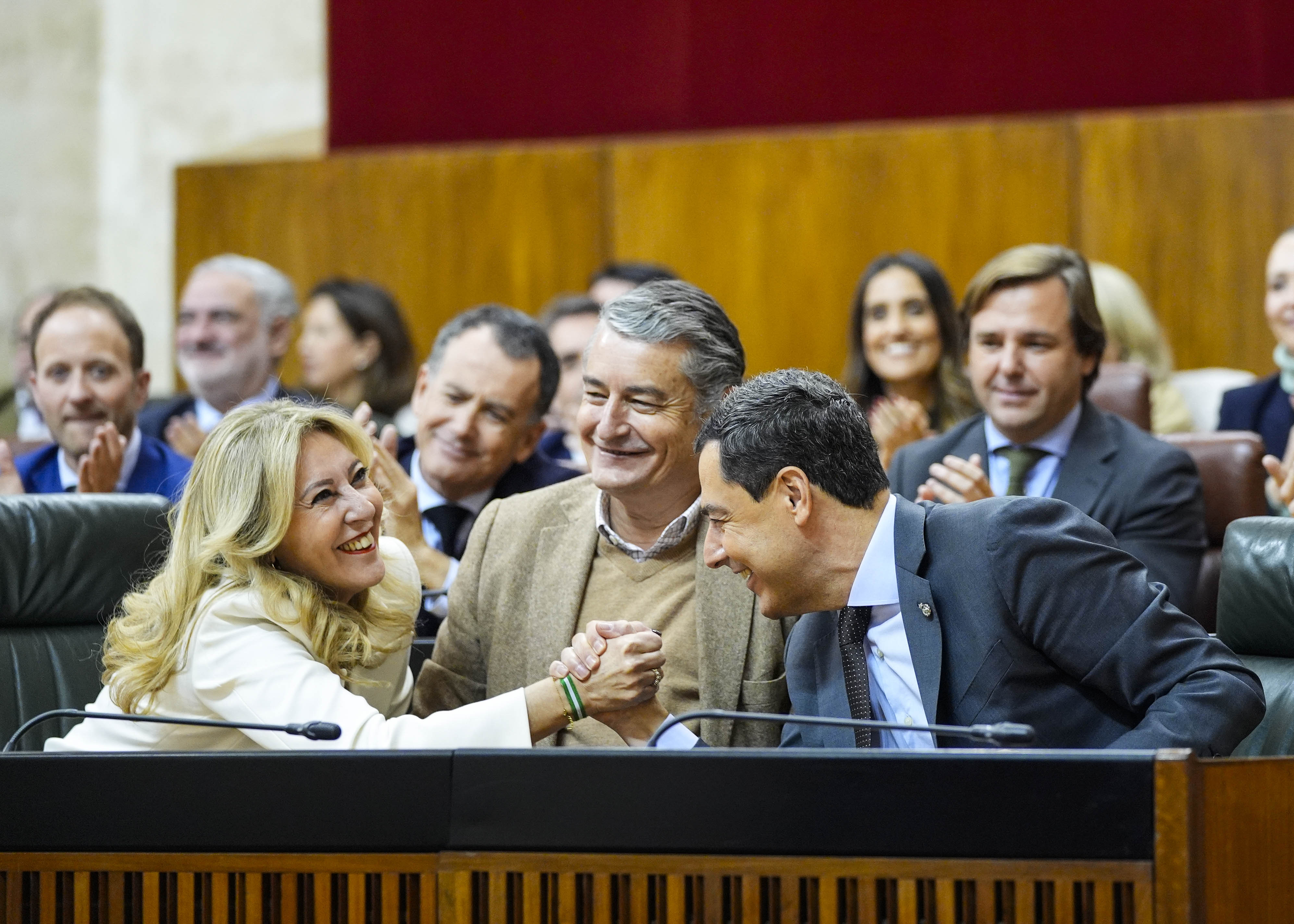 El presidente de la Junta de Andaluc�a, Juan Manuel Moreno; la consejera de Econom�a, Carolina Espa�a;  y el consejero de Sanidad, Antonio Sanz, tras la votaci�n  