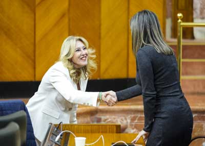 Mar�a M�rquez, portavoz del Grupo Socialista, felicita a la consejera Carolina Espa�a tras el debate y aprobaci�n del presupuesto 