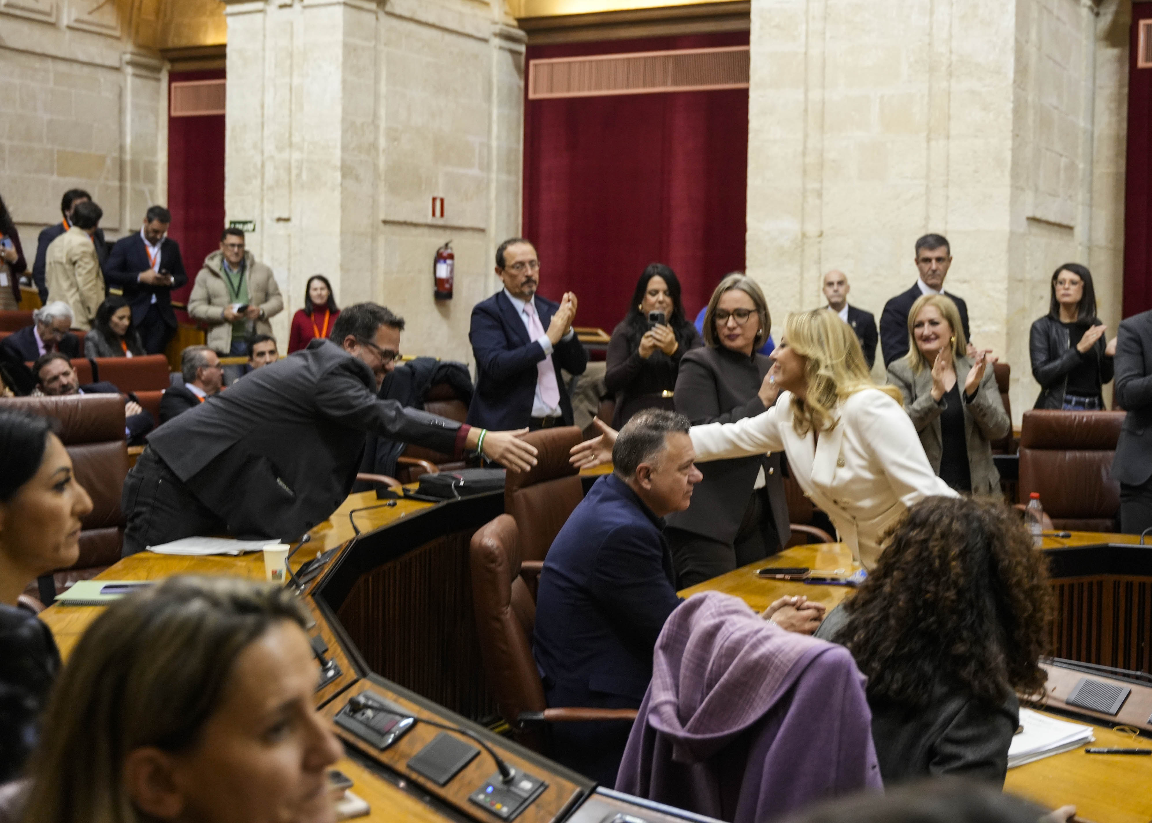  El portavoz del Grupo Mixto-Adelante Andaluc�a, Jos� Ignacio Garc�a, felicita a la consejera Carolina Espa�a  