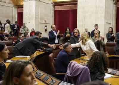  El portavoz del Grupo Mixto-Adelante Andaluc�a, Jos� Ignacio Garc�a, felicita a la consejera Carolina Espa�a  