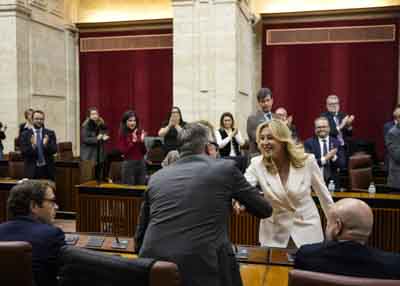 El portavoz del Grupo Vox, Manuel Gavira, felicita a la consejera de Econom�a, Hacienda y Fondos Europeos tras la aprobaci�n del presupuesto 