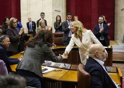 Inmaculada Nieto, portavoz del Grupo Por Andaluc�a, da la enhorabuena a la consejera de Econom�a 