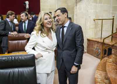 El presidente de la Junta de Andaluc�a, Juan Manuel Moreno, y la consejera de Econom�a, Hacienda y Fondos Europeos, Carolina Espa�a  