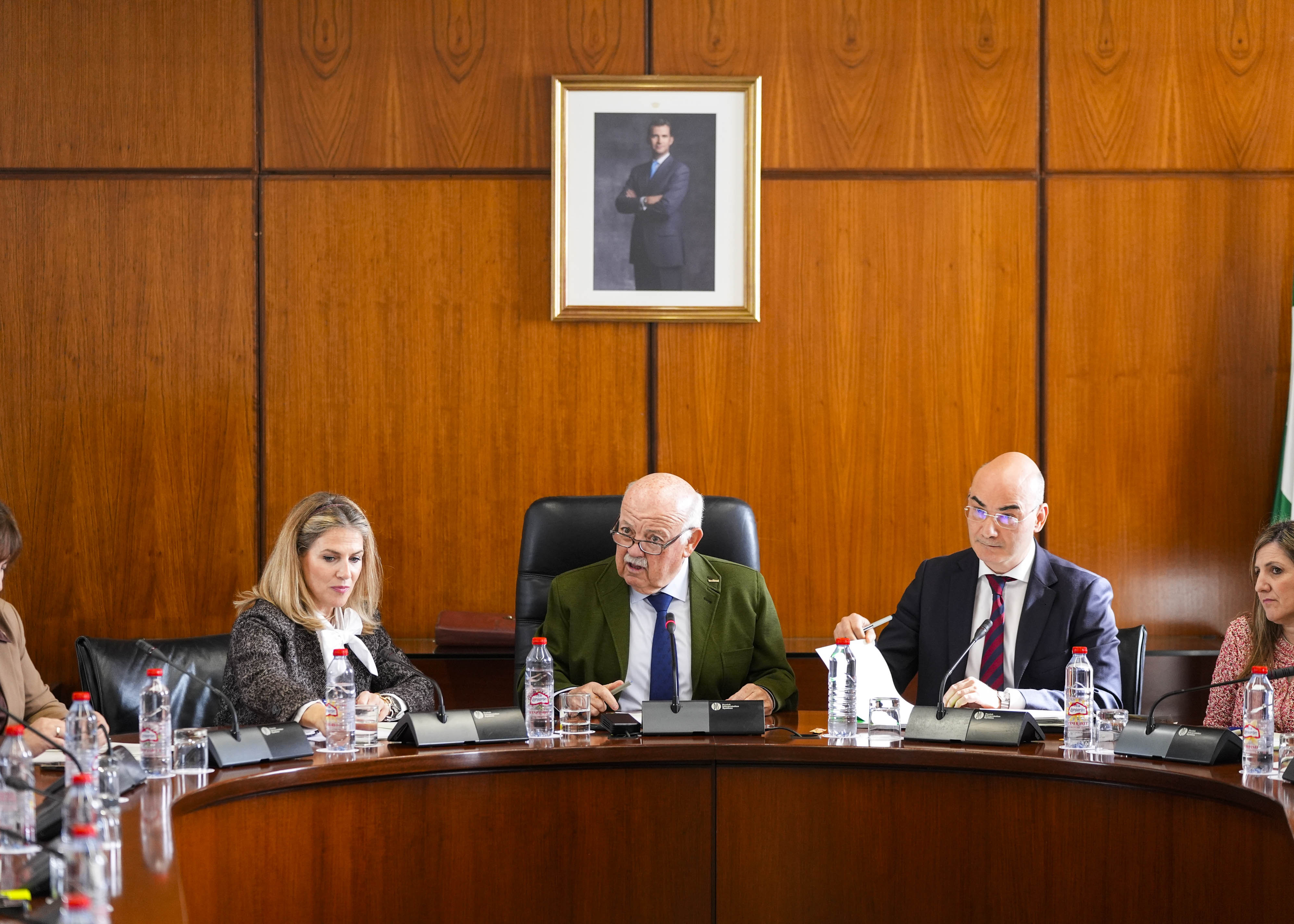 La vicepresidenta primera, Ana Mestre; el presidente del Parlamento, Jes�s Aguirre; el letrado mayor, Manuel Carrasco; y la vicepresidenta segunda, Irene Garc�a 