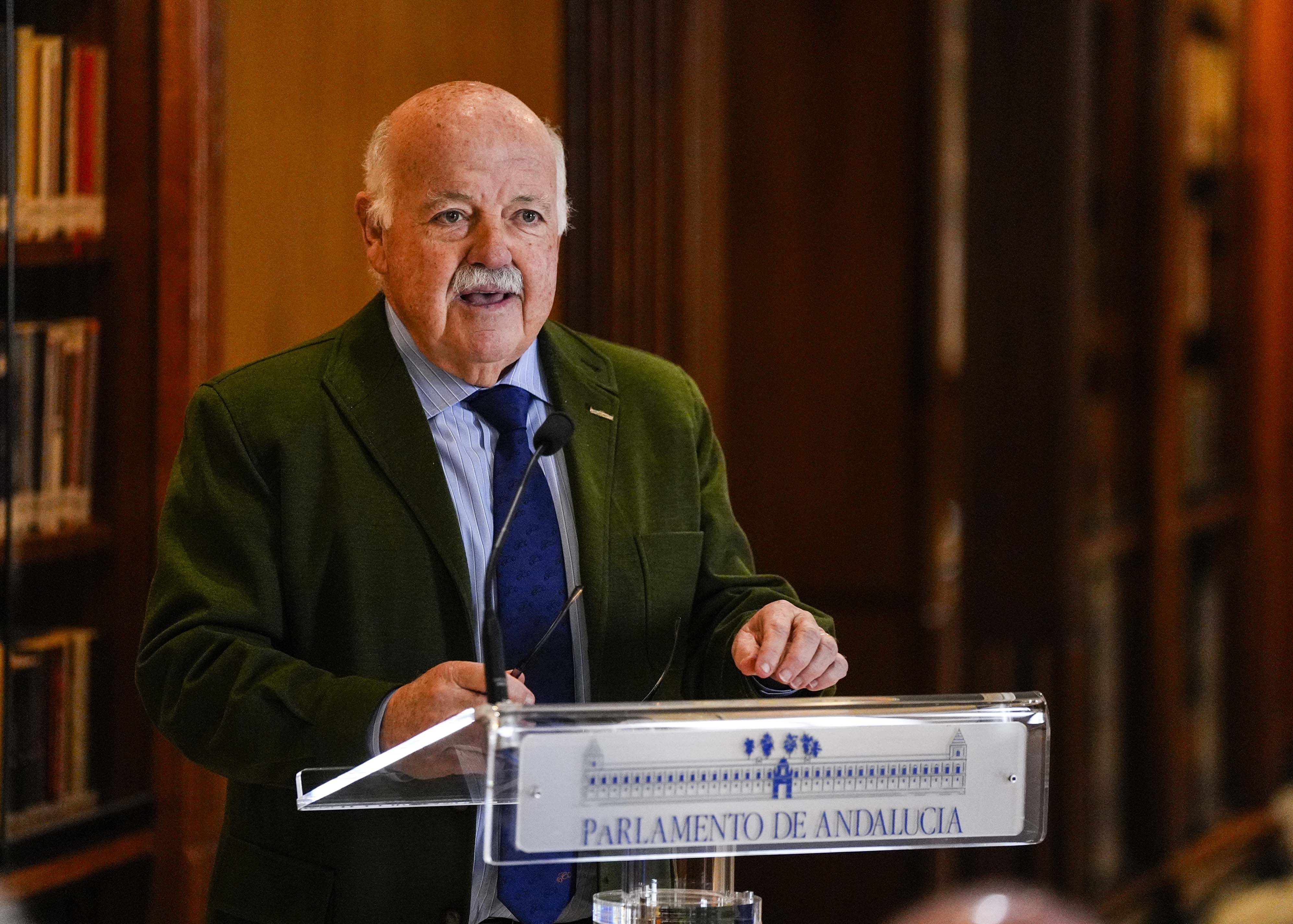 El presidente del Parlamento de Andaluc�a, Jes�s Aguirre, se dirige a los asistentes a la presentaci�n 
