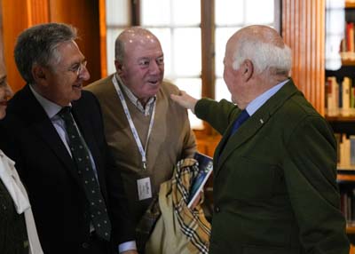 Jes�s Aguirre, presidente del Parlamento, saluda a Javier Delm�s, presidente de la Fundaci�n Blas Infante 