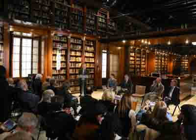 Jes�s Aguirre inaugura la presentaci�n del dosier en la biblioteca de la C�mara andaluza 