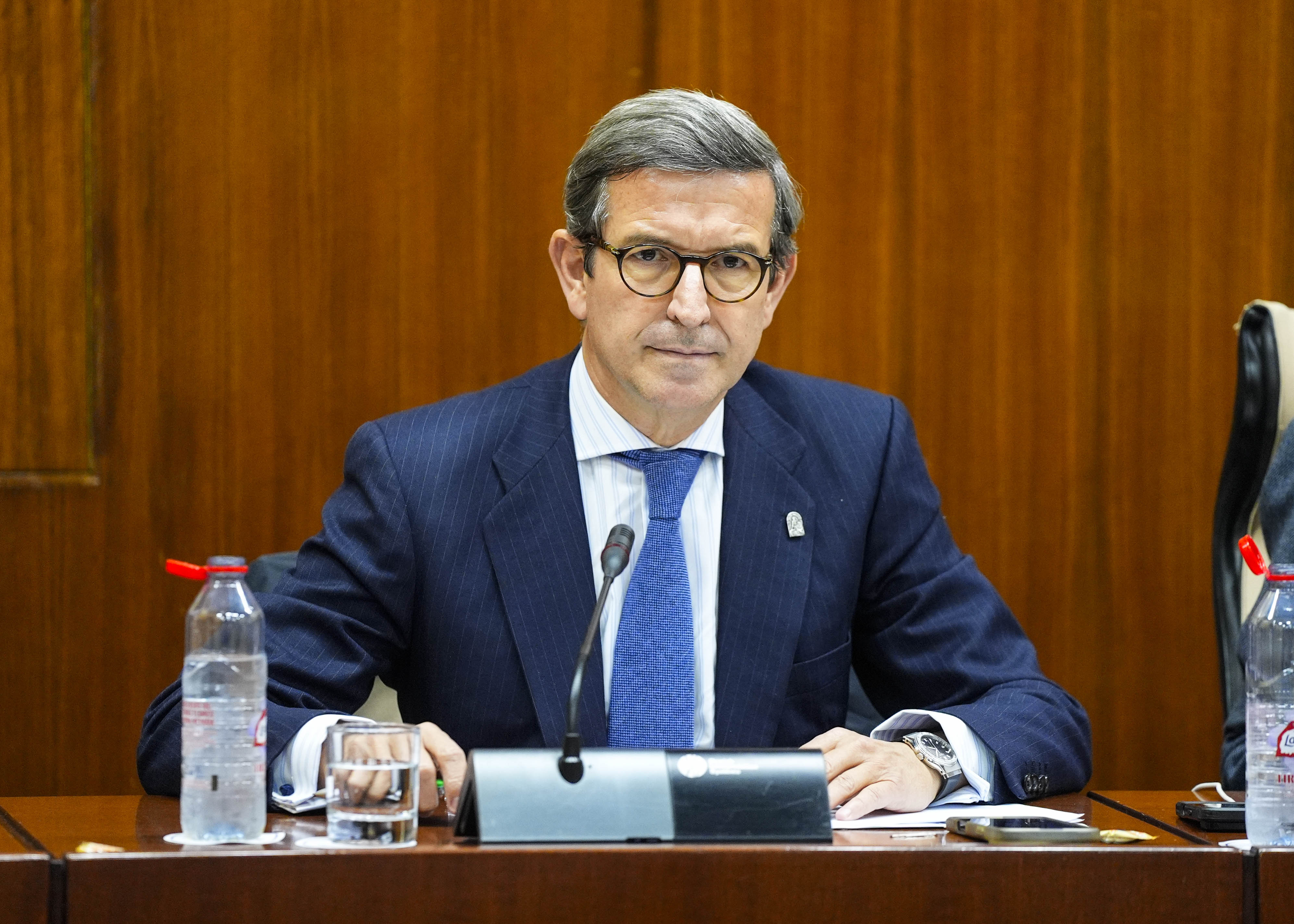 El consejero de Industria, Energ�a y Minas, Jorge Paradela, informa en la comisi�n correspondiente  