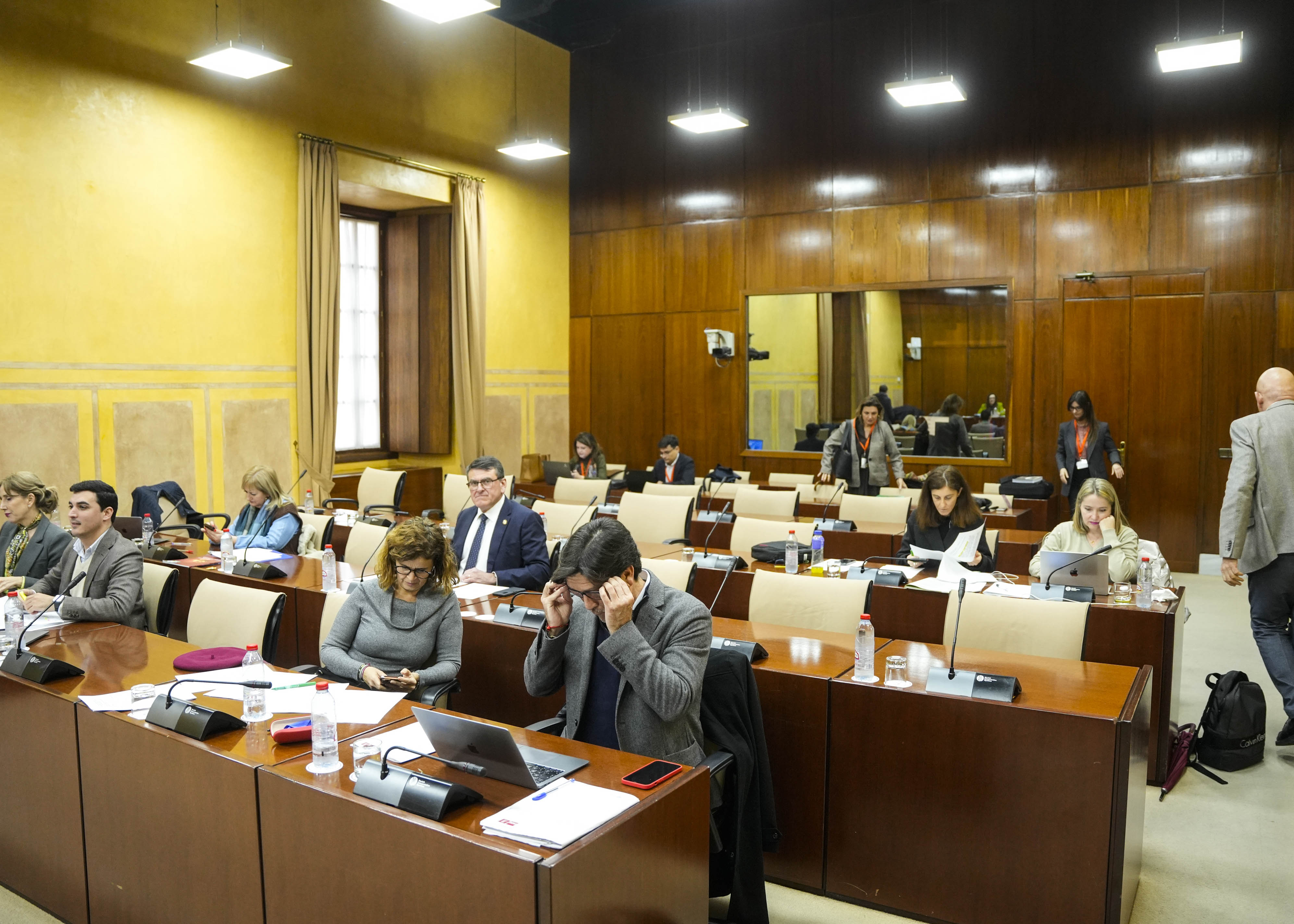 Los diputados de la Comisi�n de Industria, Energ�a y Minas al inicio de la sesi�n de esta tarde  