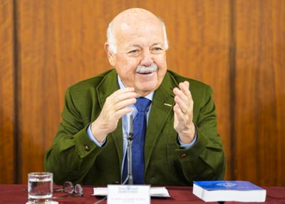 El presidente del Parlamento, Jes�s Aguirre, da la bienvenida a los asistentes a la presentaci�n del libro 