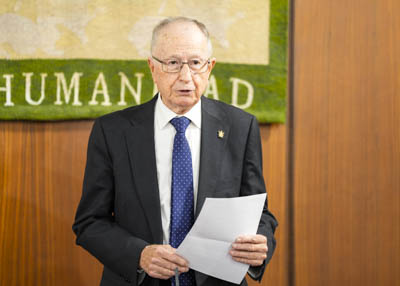 Jos� Escalante, presidente del Instituto de Academias de Andaluc�a, se dirige a los presentes 