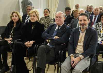 Autoridades y miembros de la Mesa del Parlamento de Andaluc�a entre los presentes   