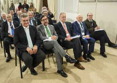 Acad�micos asistentes al acto de presentaci�n del libro 