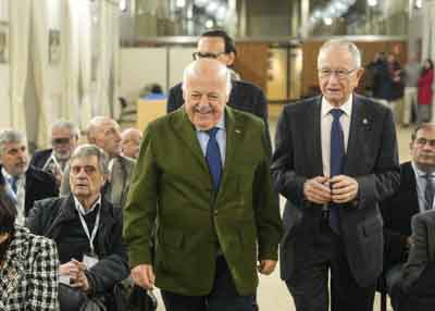 Jes�s Aguirre, presidente del Parlamento, y Jos� Escalante, presidente del Instituto de Academias de Andaluc�a, a su llegada