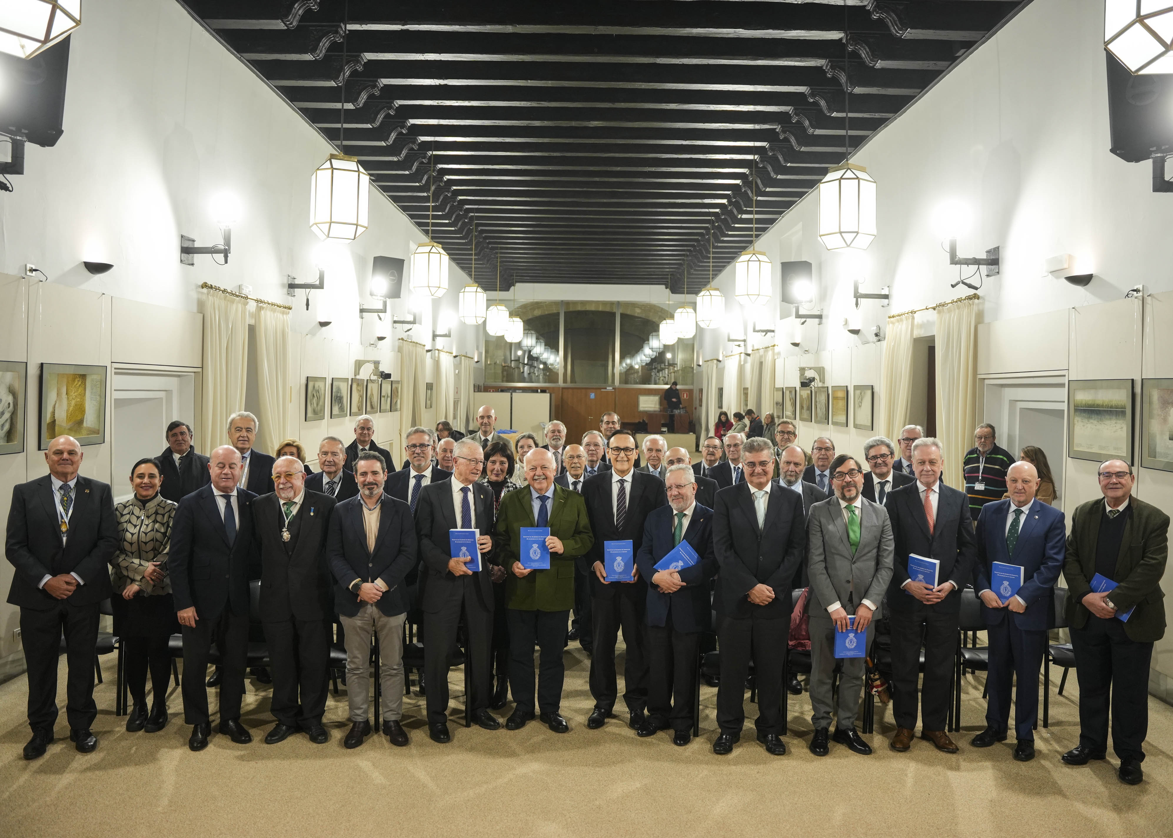 Foto de familia de los asistentes a la presentaci�n del libro del Instituto de las Academias de Andaluc�a con motivo de su 40 aniversario