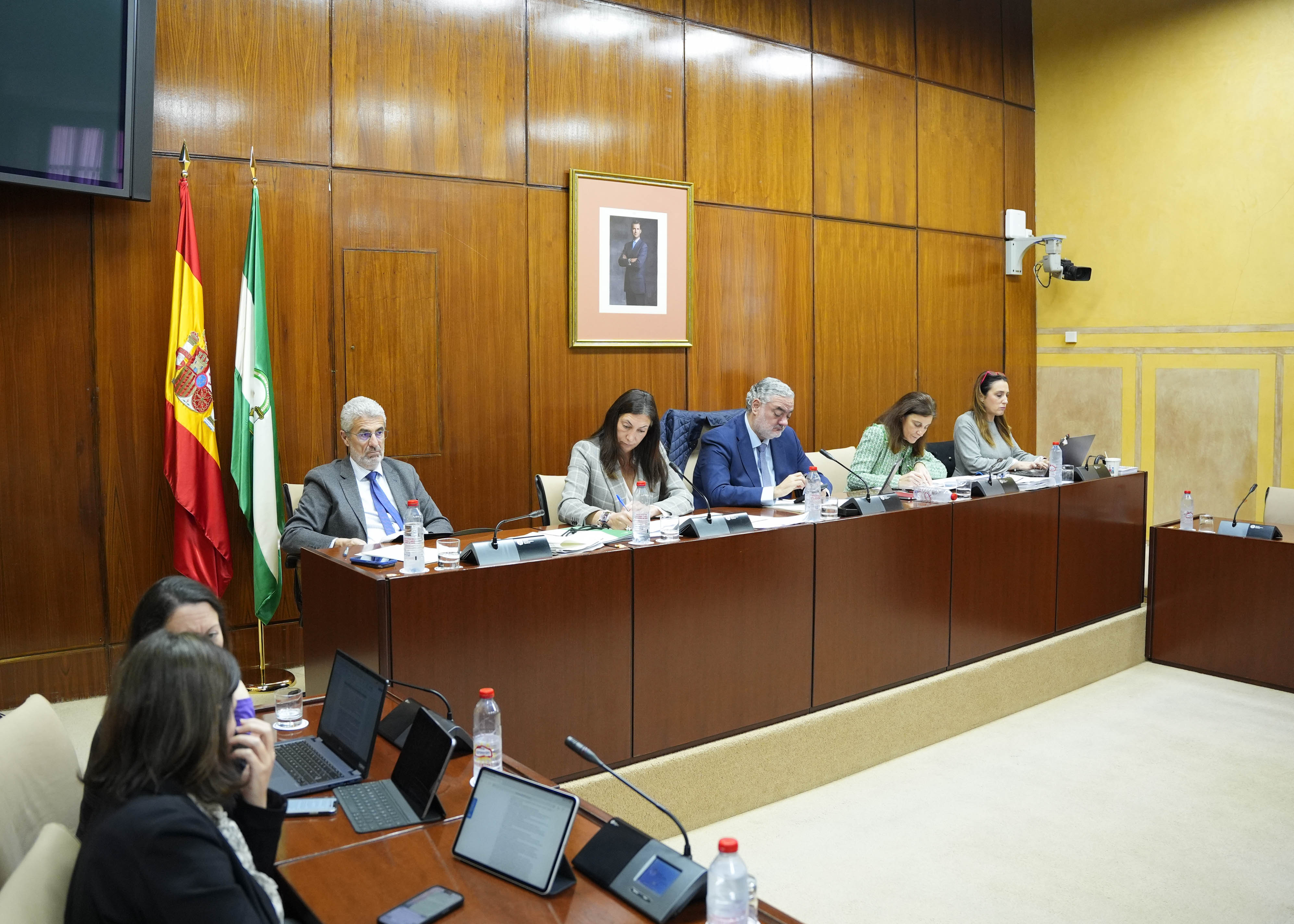 Mesa de la Comisi�n de Inclusi�n Social, Juventud, Familias e Igualdad con la consejera titular 