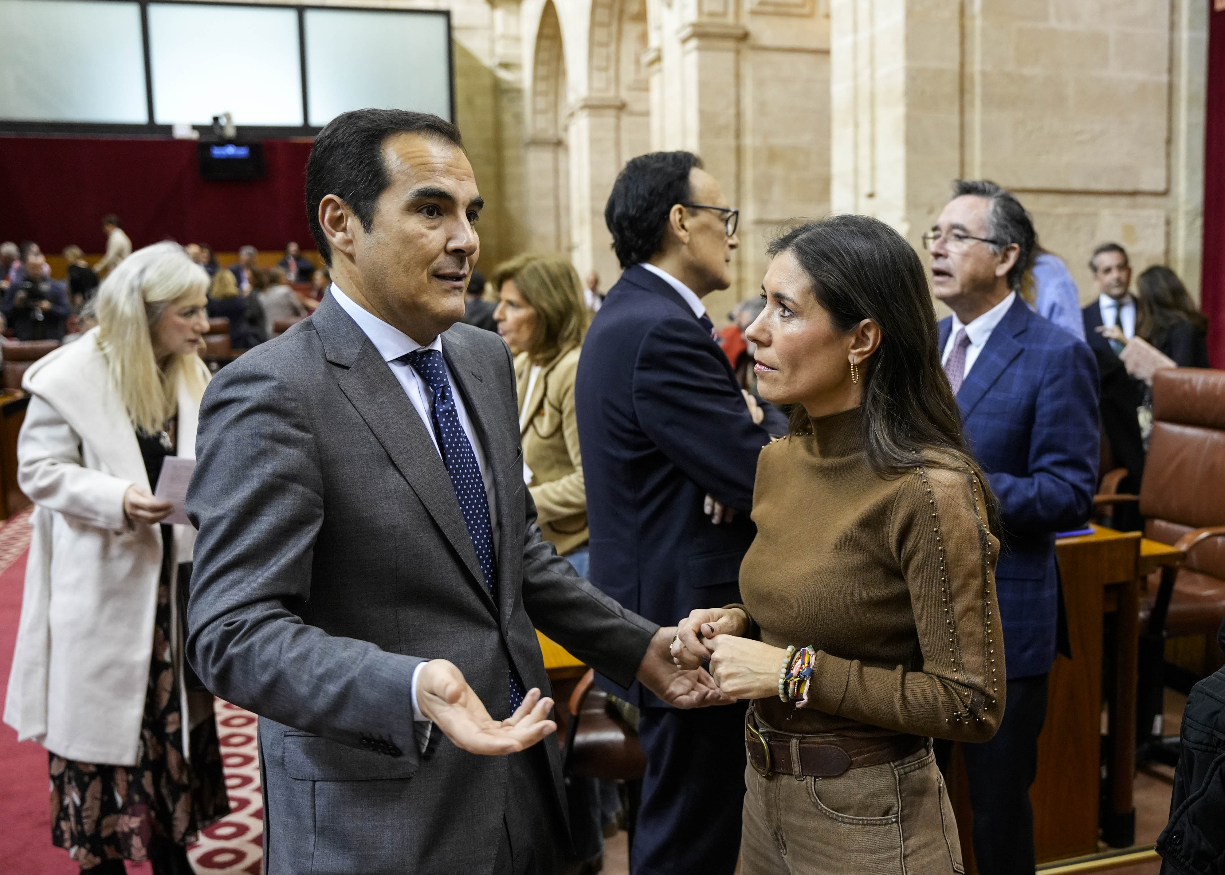 Jos� Antonio Nieto, consejero de Justicia, y Mar�a Auxiliadora Izquierdo, del Grupo Popular 