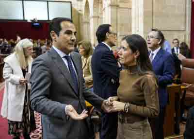 Jos� Antonio Nieto, consejero de Justicia, y Mar�a Auxiliadora Izquierdo, del Grupo Popular 