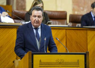 Manuel Andr�s Gonz�lez, secretario primero de la Mesa, inicia la sesi�n plenaria con la lectura del Informe de la Diputaci�n Permanente 