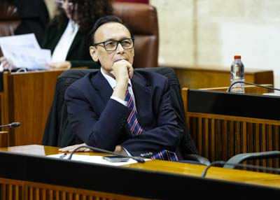   El consejero de Universidad, Jos� Carlos G�mez Villamandos, atiende el posicionamiento de los distintos grupos en el proyecto de ley