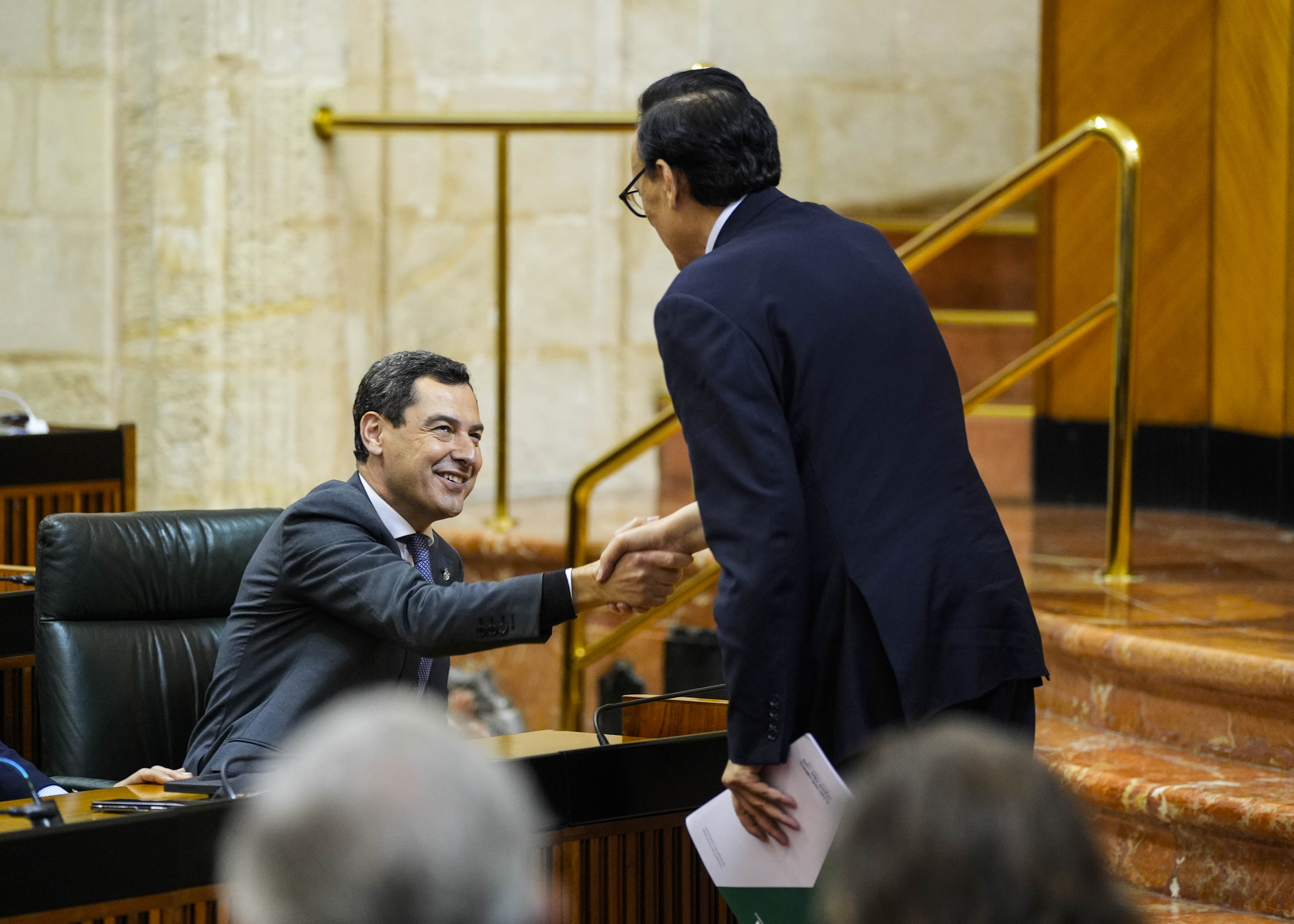    El Presidente de la Junta de Andaluc�a, Juan Manuel Moreno, da la enhorabuena al consejero de Universidad, Jos� Carlos G�mez Villamandos
