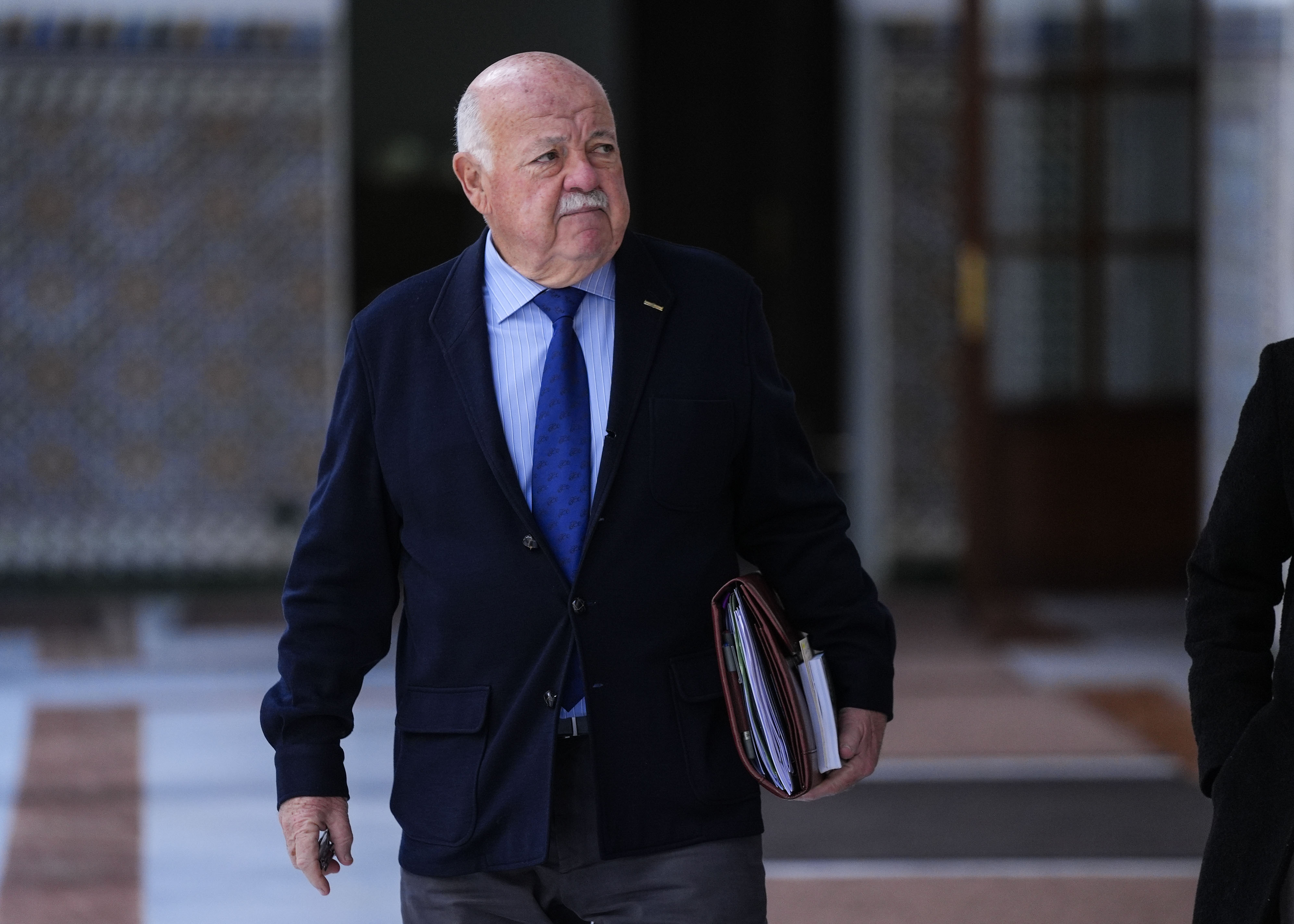  El presidente del Parlamento, Jes�s Aguirre, se dirige al sal�n de plenos para iniciar la sesi�n de hoy