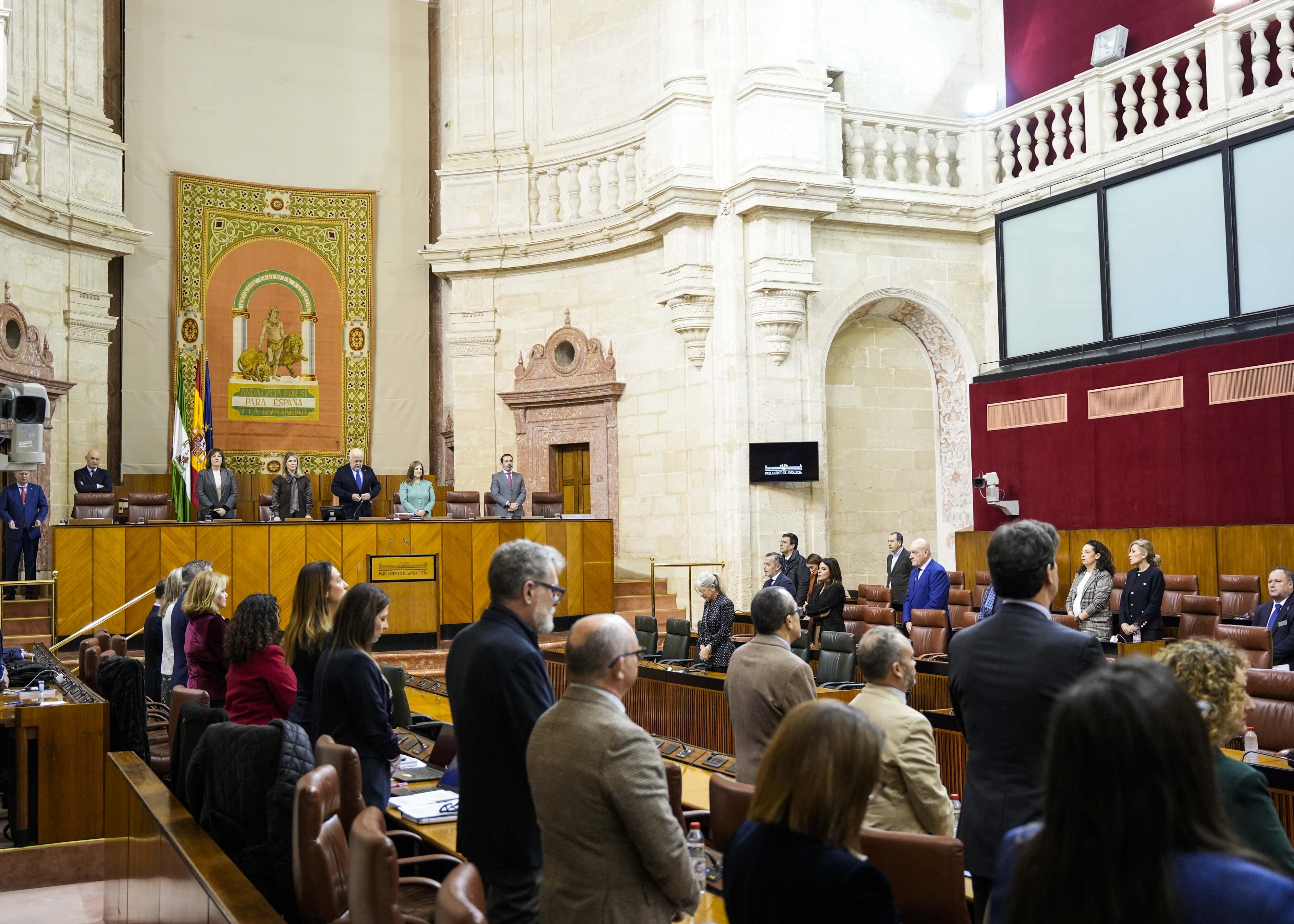    La sesi�n comenz� con un emotivo minuto de silencio en memoria de Paqui Lerate, funcionaria del Parlamento recientemente fallecida