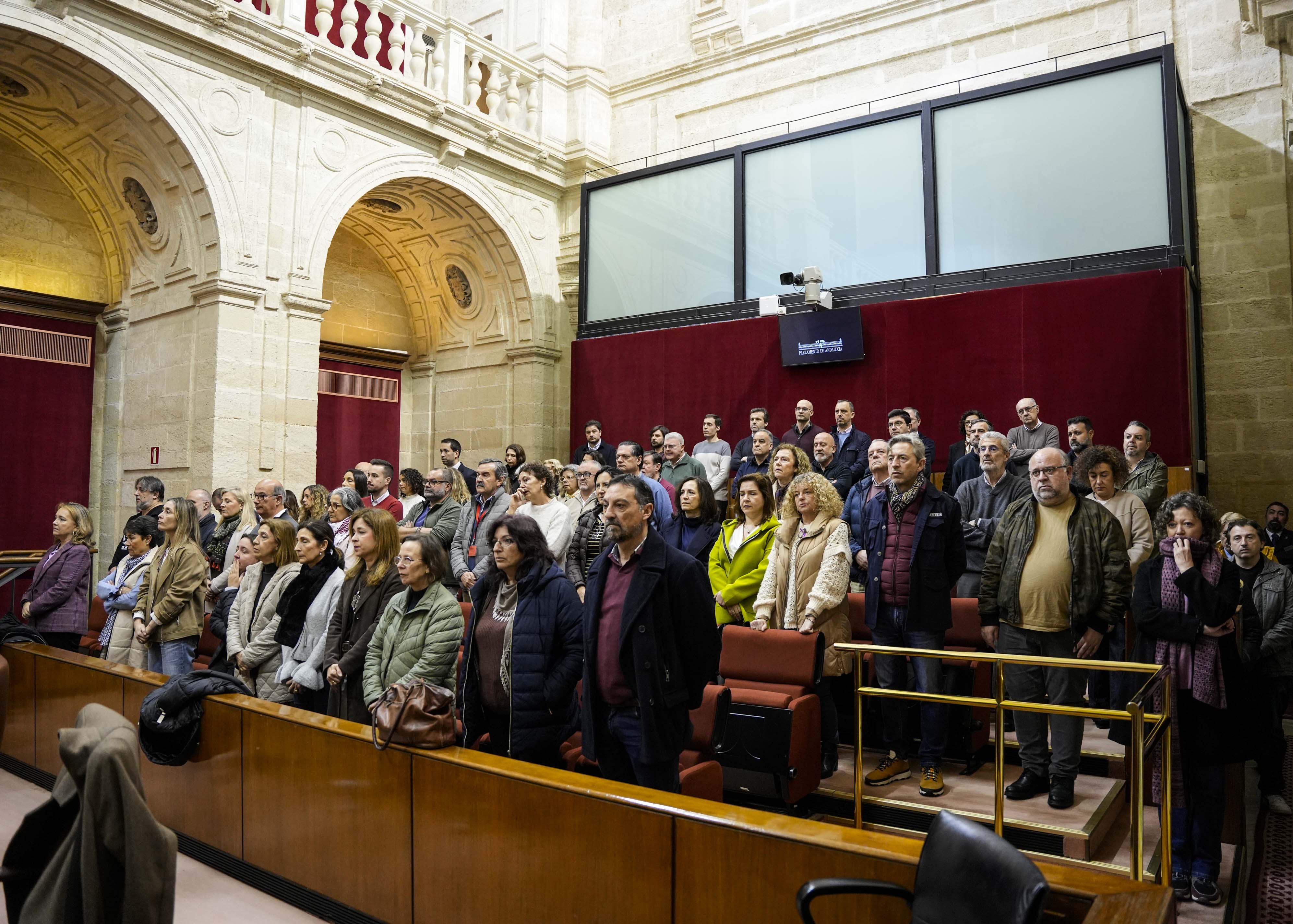  La tribuna de p�blico ocupada con los compa�eros de la funcionaria fallecida