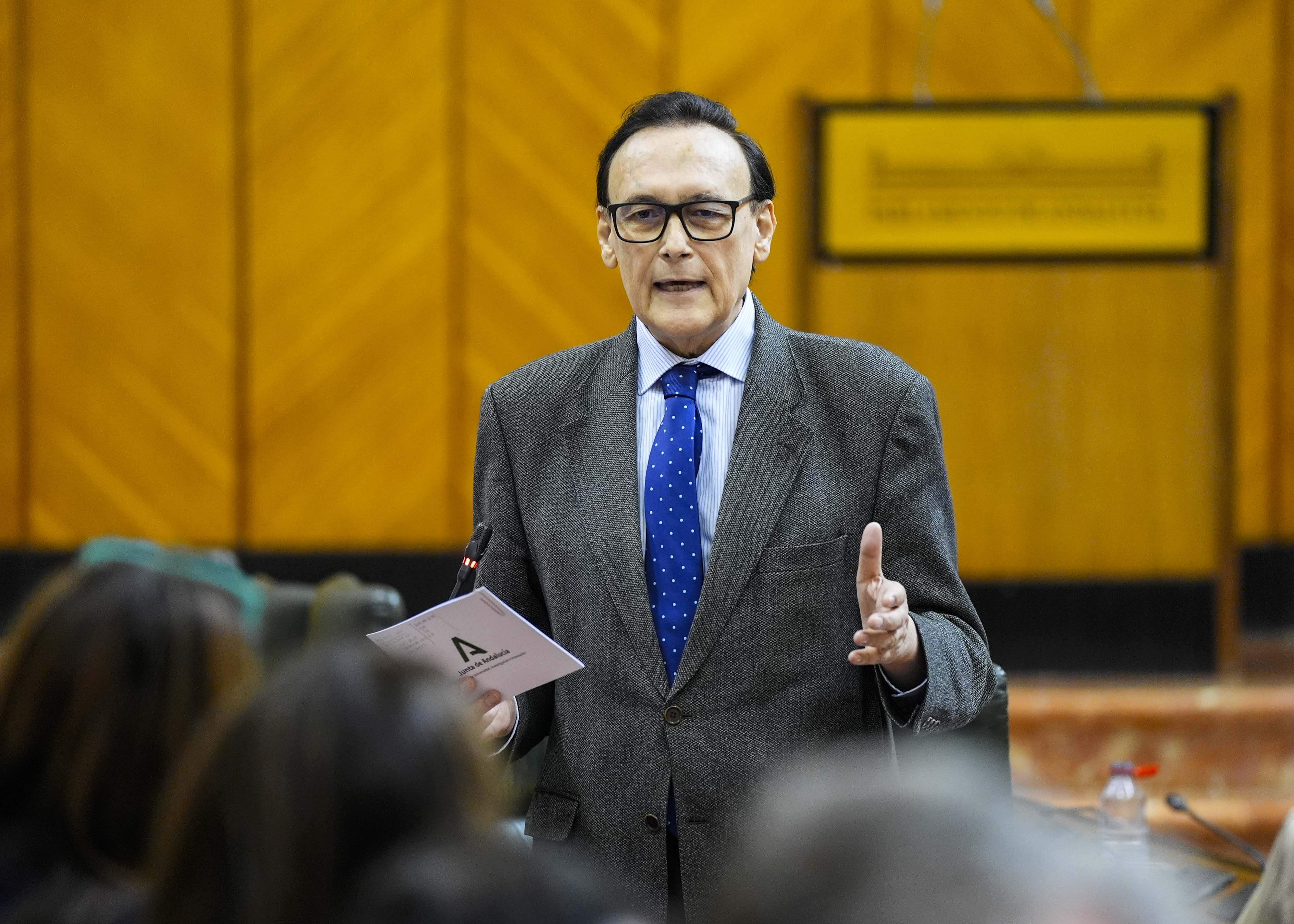  Responde el consejero de Universidad, Investigaci�n e Innovaci�n, Jos� Carlos G�mez