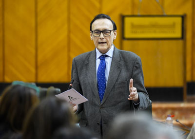  Responde el consejero de Universidad, Investigaci�n e Innovaci�n, Jos� Carlos G�mez