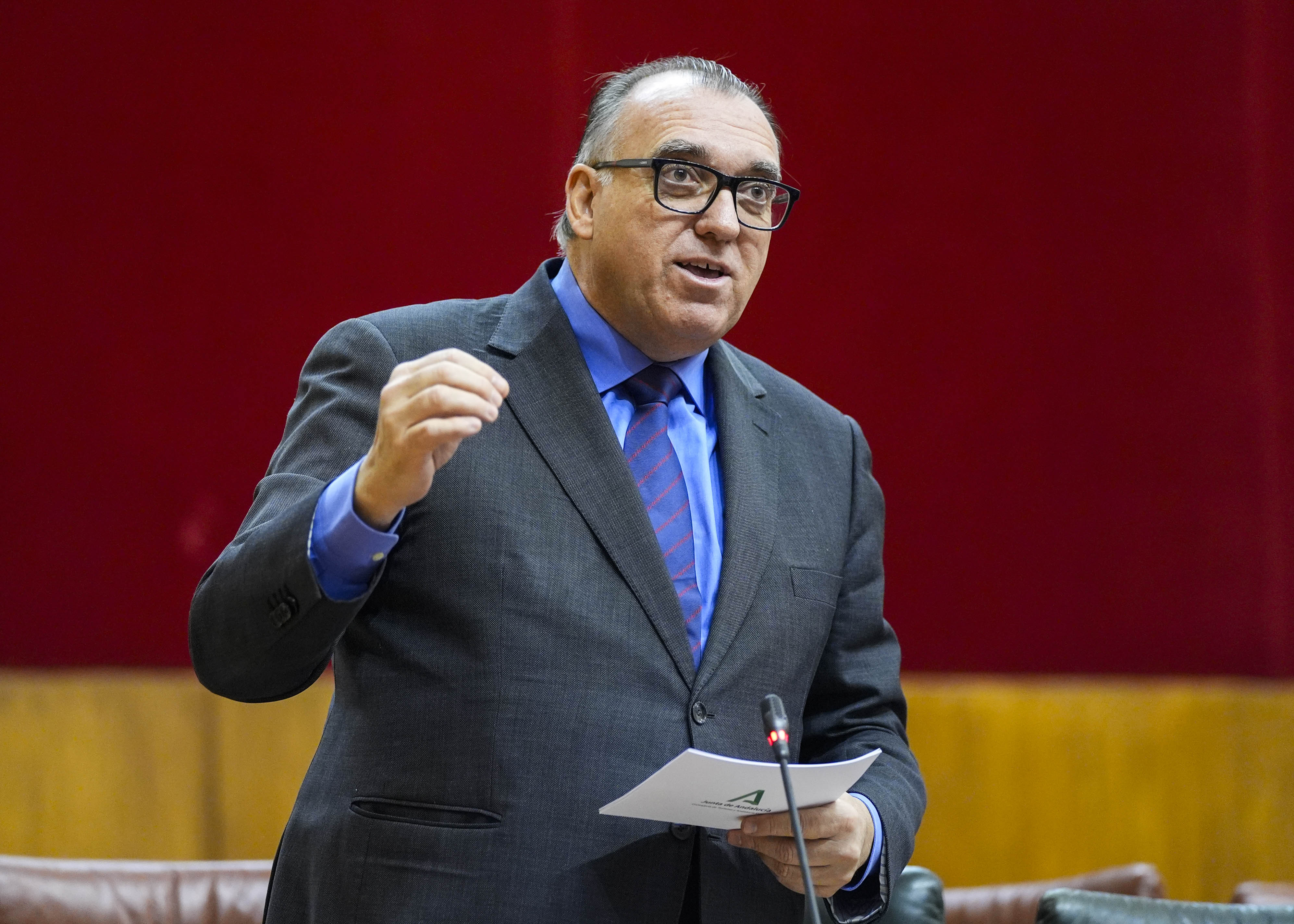  El consejero de Turismo y Andaluc�a Exterior, Arturo Bernal, atiende la cuesti�n planteada