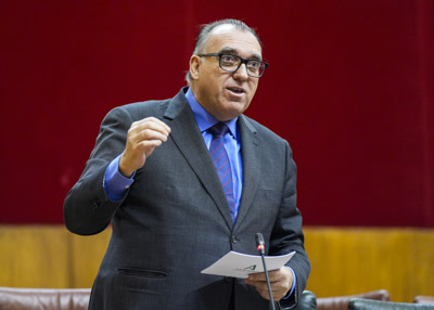  El consejero de Turismo y Andaluc�a Exterior, Arturo Bernal, atiende la cuesti�n planteada