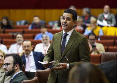  El diputado del Grupo Popular Juan Antonio M�rquez, se interesa por el balance de gesti�n de la dependencia