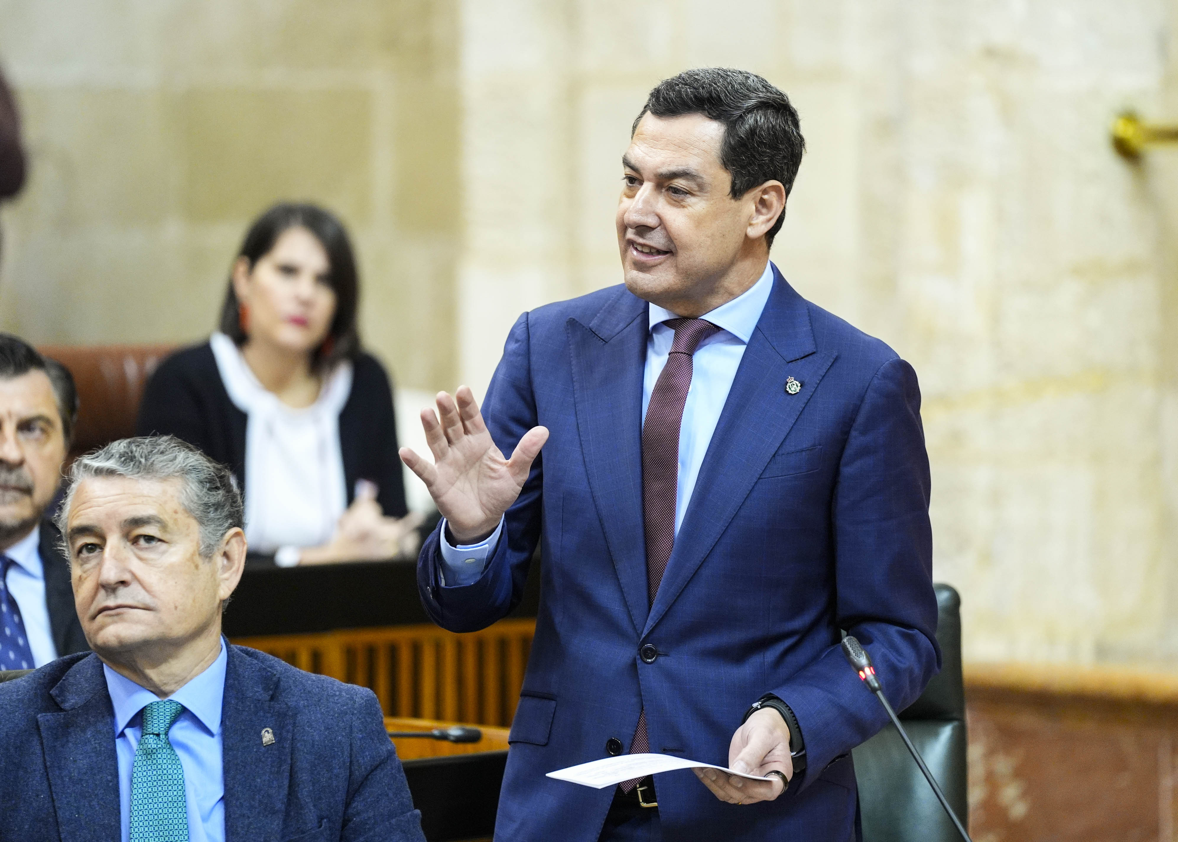  El presidente de la Junta, Juan Manuel Moreno, responde a las preguntas de los portavoces