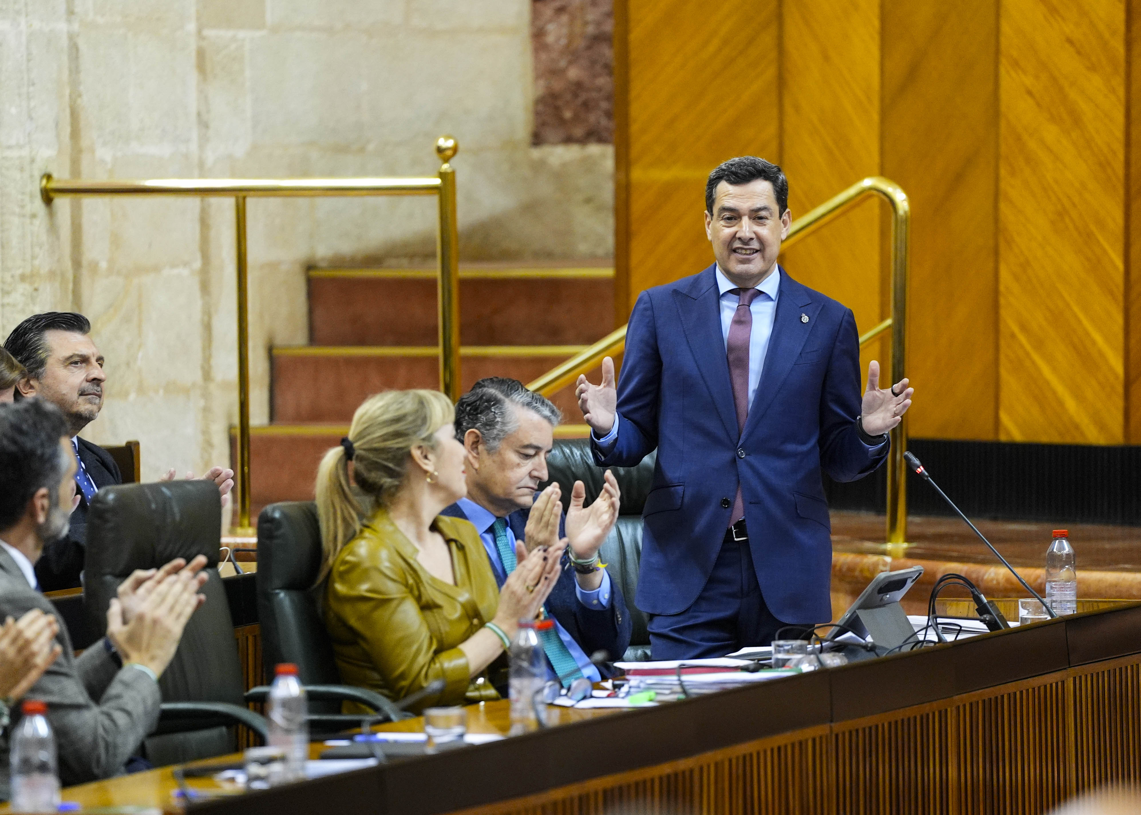  Juan Manuel Moreno recibe los aplausos de su Grupo en una de las repuestas a la oposici�n