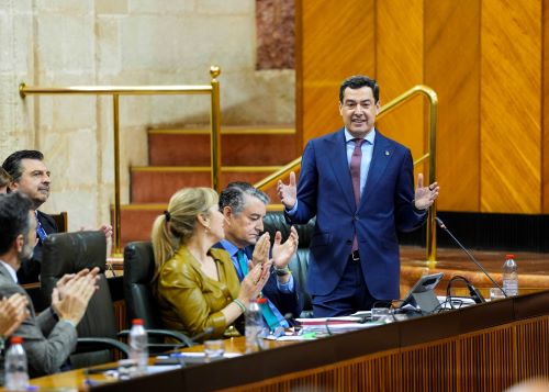  Juan Manuel Moreno recibe los aplausos de su Grupo en una de las repuestas a la oposici�n