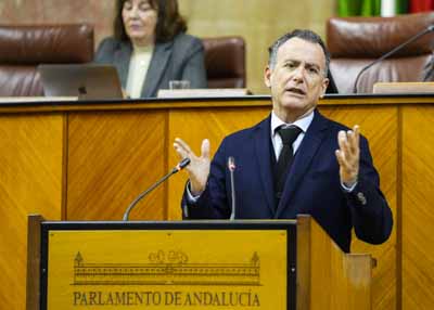   Pablo Venzal, del Grupo Popular, se dirige a la bancada socialista en el �ltimo debate del Pleno