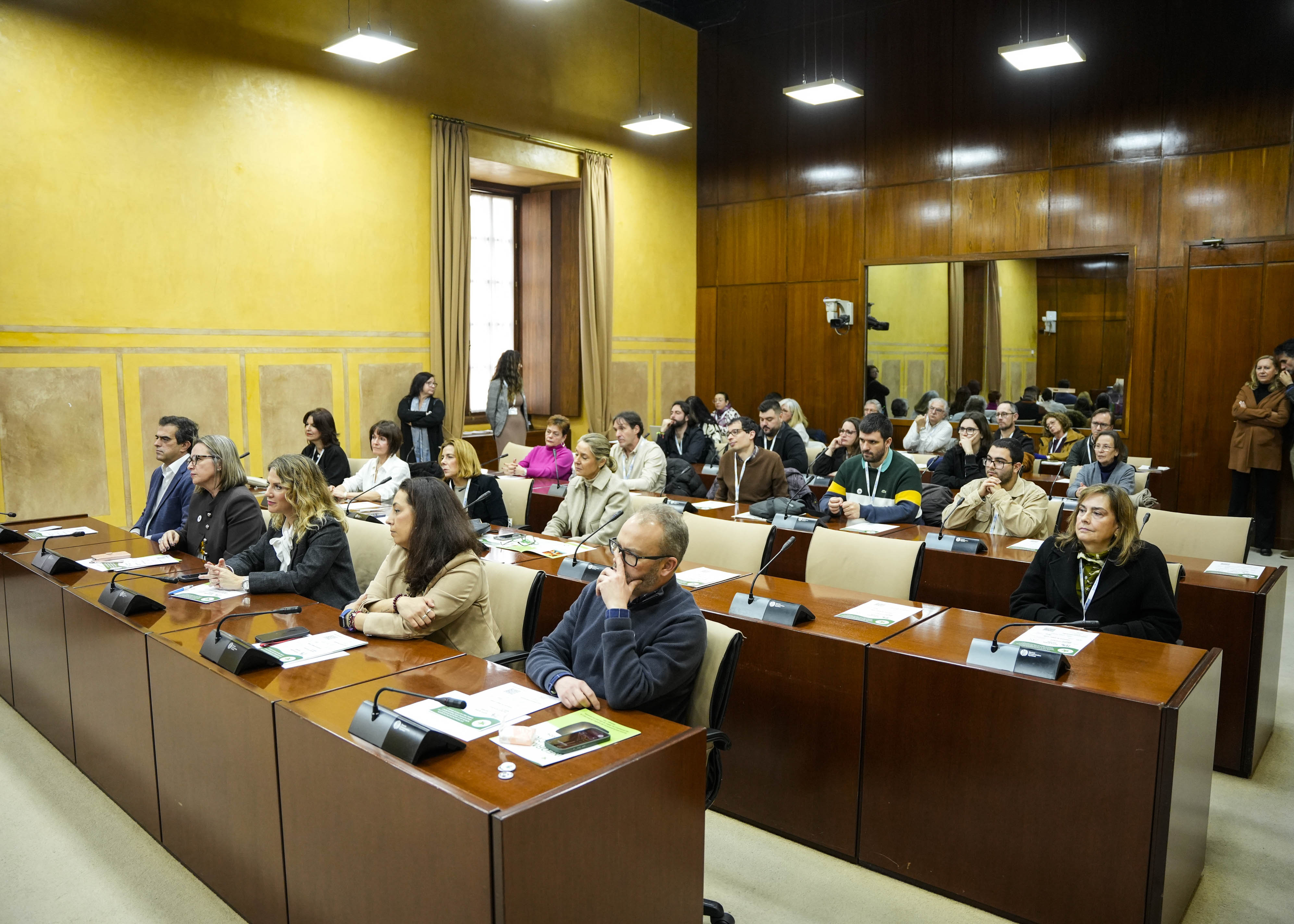 Diputados y asistentes a la lectura del Manifiesto por el D�a Internacional del S�ndrome de Asperger 