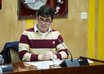  Uno de los asistentes al acto toma la palabra 