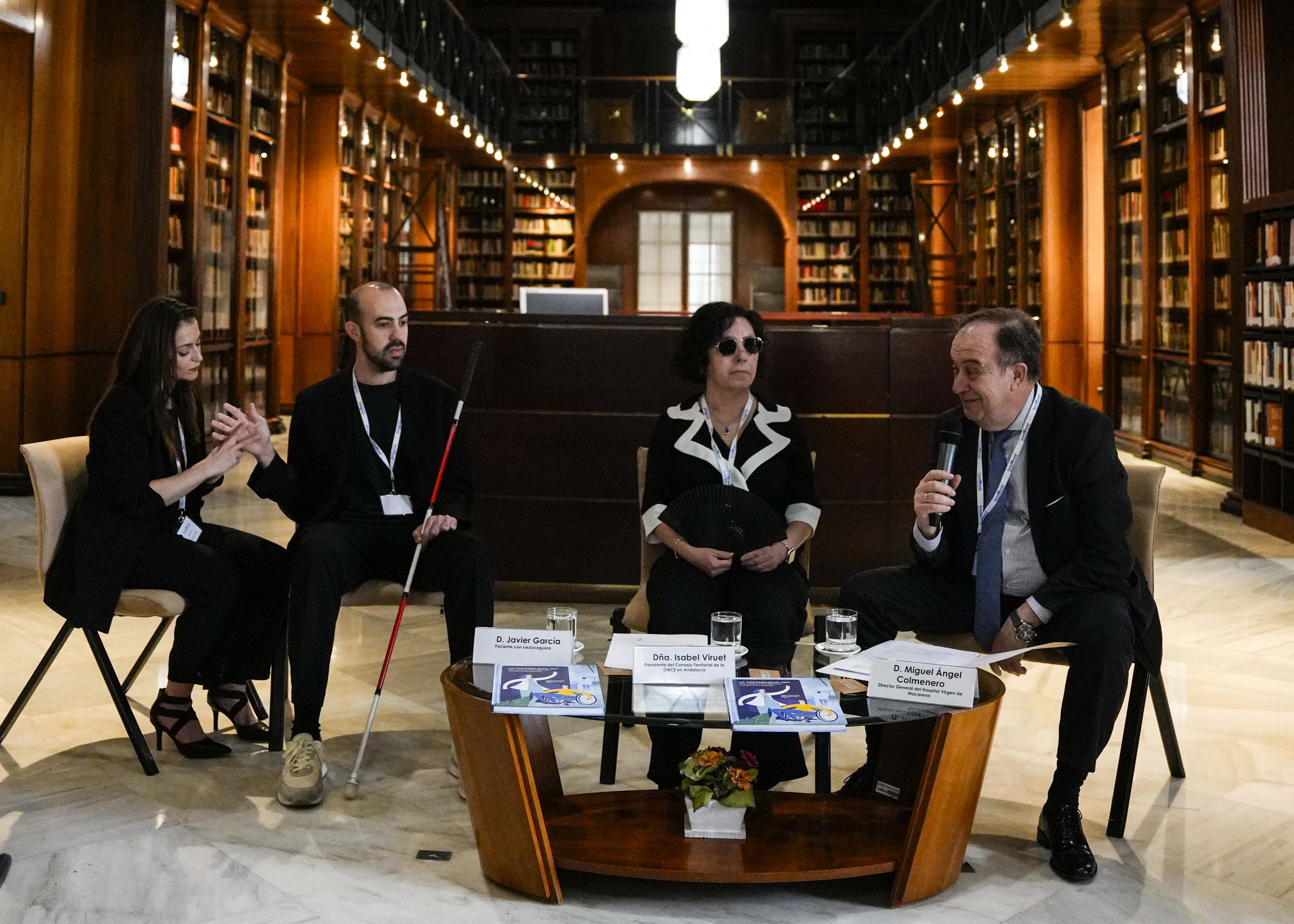  Miguel �ngel Colmenero, Isabel Viruet y Javier Garc�a en la mesa que preside al acto
