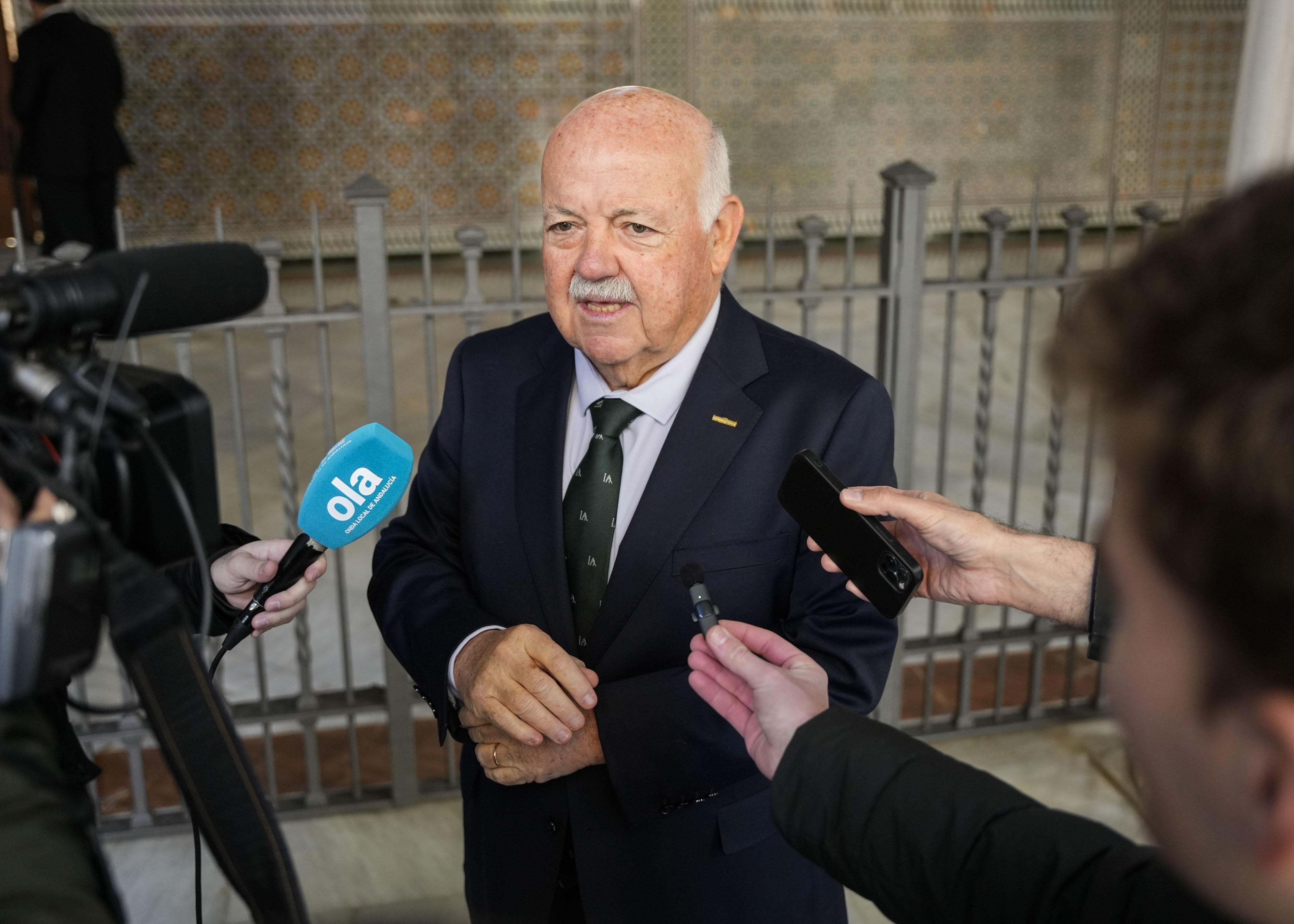 El presidente del Parlamento, Jes�s Aguirre, atiende a los medios de comunicaci�n antes del inicio de la Jornada de Puertas Abiertas