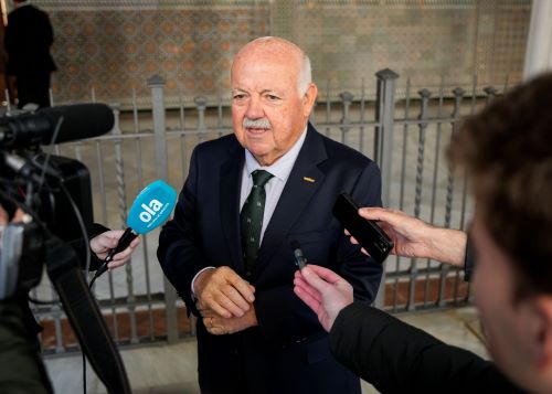 El presidente del Parlamento, Jes�s Aguirre, atiende a los medios de comunicaci�n antes del inicio de la Jornada de Puertas Abiertas