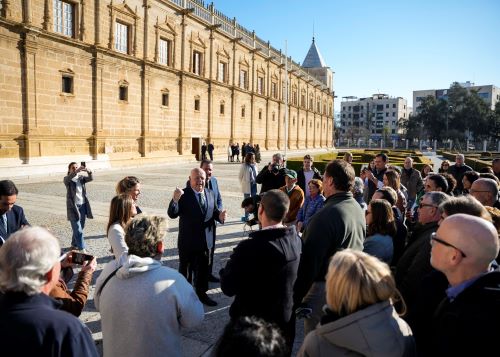  Jes�s Aguirre, junto con Ana Mestre, Irene Garc�a y Manuel A. Gonz�lez atienden al primer grupo de visitantes