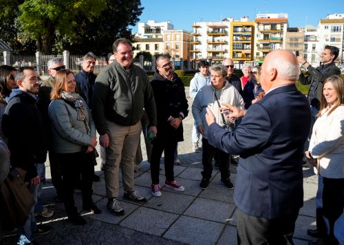  El presidente del Parlamento, Jes�s Aguirre, saluda al primer grupo de visitantes en la Jornada de Puertas Abiertas